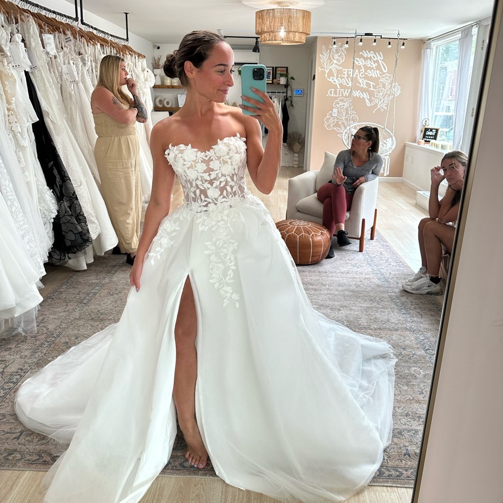 NEW - Madi Lane wedding dress
STILL AVAILABLE !